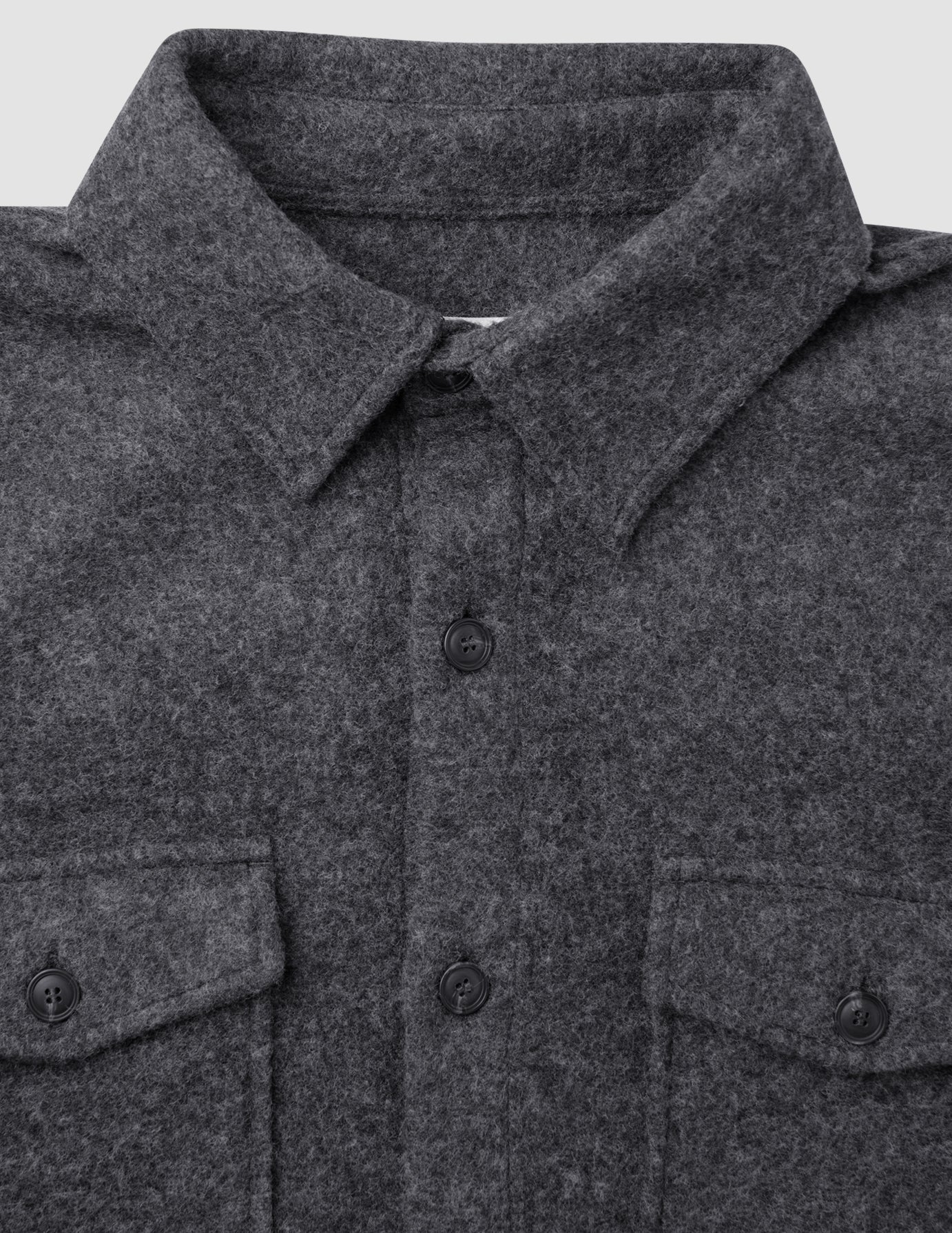 Zweilagiges Woll-Overshirt in Regular-Passform, dunkelgrau, mit Kragen, einer geknöpften Knopfleiste vorne und zwei Brusttaschen mit Knopfklappe.